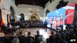 El presidente de China, Xi Jinping, y la presidenta de Perú, Dina Boluarte, asisten a la inauguración virtual del "megapuerto" de Chancay , en el Palacio de Gobierno en Lima, el 11 de noviembre de 2024.