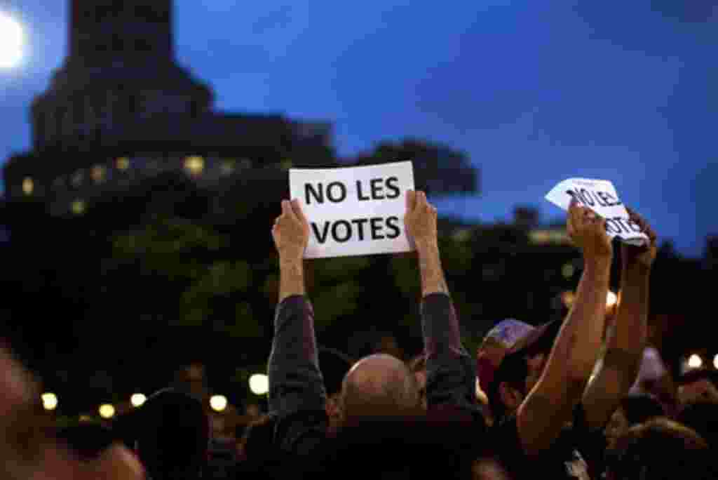 Los manifestantes tienen pancartas en protesta durante una manifestación en Barcelona, 18 de mayo 2011. Estudiantes universitarios y grupos de jóvenes protestan contra la alta tasa de desempleo entre los jóvenes de un 40% y los planes de austeridad adopta