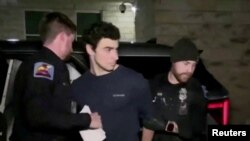 Luigi Mangione, de 26 años, sospechoso del asesinato en la ciudad de NY del ejecutivo de UnitedHealth, Brian Thompson, llega para su lectura de cargos en el condado de Blair en Hollidaysburg, Pensilvania, EEUU, el 9 de diciembre de 2024. Captura de pantalla de un video.