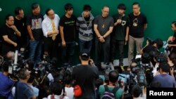 Thủ lĩnh sinh viên Joshua Wong (thứ hai từ bên phải) nói chuyện với truyền thông tại Hong Kong, ngày 9/10/2014. 