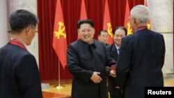 Lãnh đạo Bắc Triều Tiên Kim Jong Un tham dự một buổi lễ trao giải và khen thưởng cho những người có công trong việc thử nghiệm bom hydro, ngày 13/1/2016.