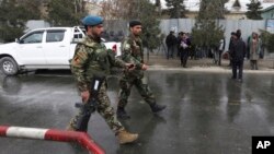 Soldados afganos inspeccionan el sitio del ataque a un hospital militar en Kabul, Afganistán, el miércoles, 8 de marzo, de 2017.