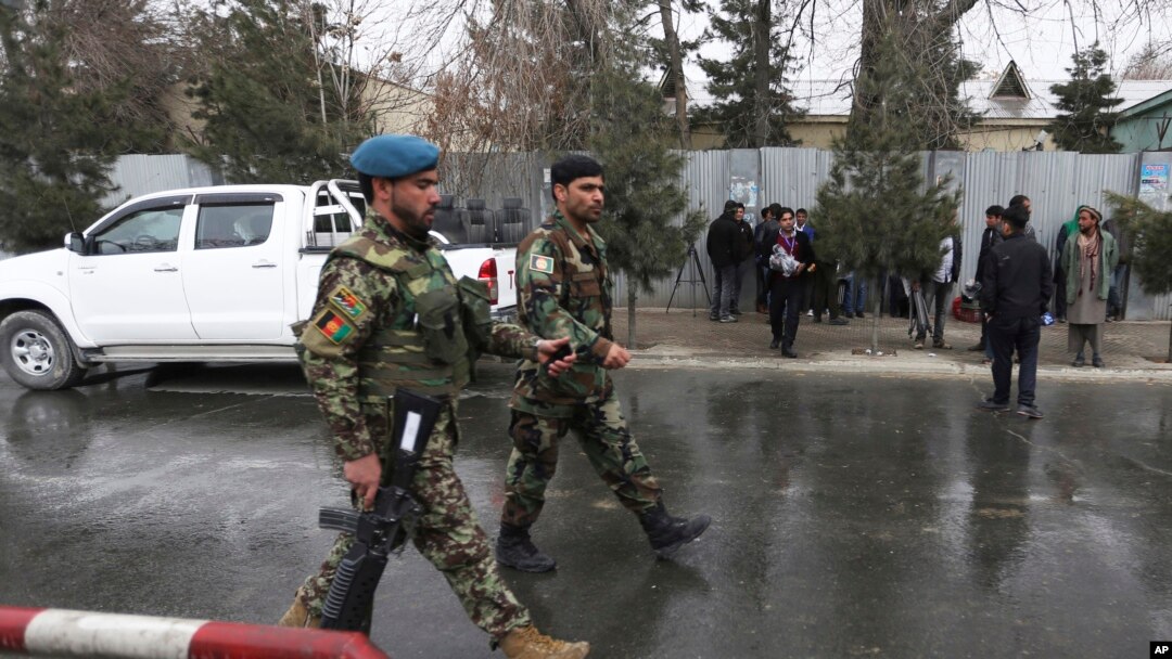 Tentara Afghanistan menginspeksi lokasi serangan di rumah sakit militer di Kabul, Afghanistan, 8 Maret 2017. (AP Photo/Rahmat Gul)
