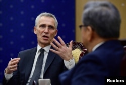 Sekretaris Jenderal NATO Jens Stoltenberg berbicara dengan Menteri Luar Negeri Korea Selatan Park Jin di Kementerian Luar Negeri di Seoul, Korea Selatan 29 Januari 2023. (Foto: via Reuters)