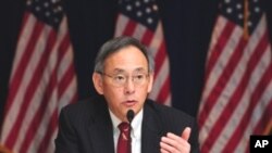 US Energy Secretary Steven Chu gestures while speaking to the media during a briefing at the US Embassy in Beijing, 17 Nov 2010