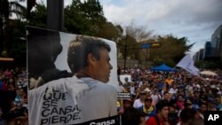 Cartel con el retrato de Leopoldo López en una manifestación en Caracas. El líder opositor está en huelga de hambre.