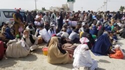 Warga Afghanistan menunggu di perbatasan untuk masuk wilayah Pakistan setelah Pakistan dilaporkan akan membuka kembali perbatasan yang ditutup untuk mencegah perebakan COVID-19 (foto: dok). 