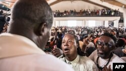 Des fidèles catholiques se rassemblent dans une église de Port-au-Prince avant une marche silencieuse et non violente contre le gouvernement haïtien, le 22 octobre 2019.