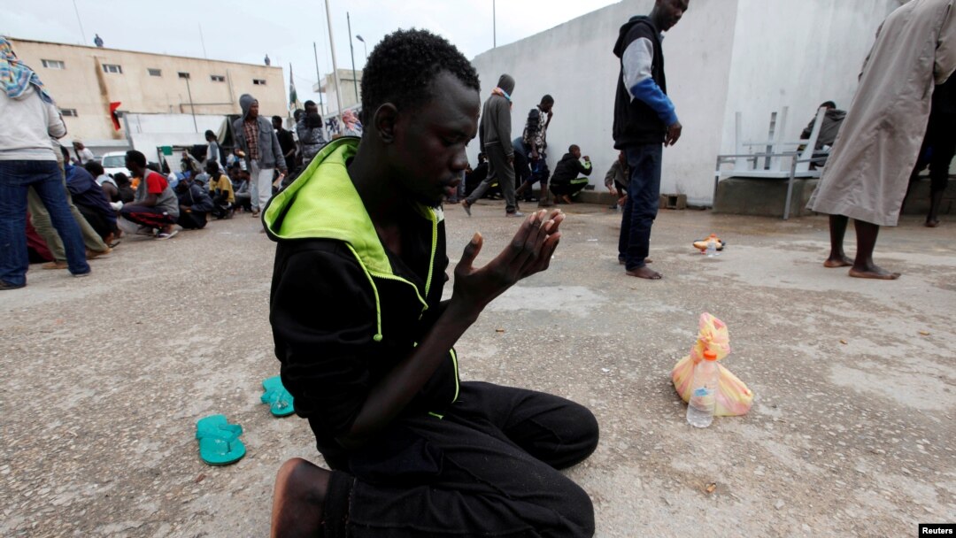 Umwimukira ariko arasenga mu kigo afungiwemwo i Tripoli, muri Libiya. 