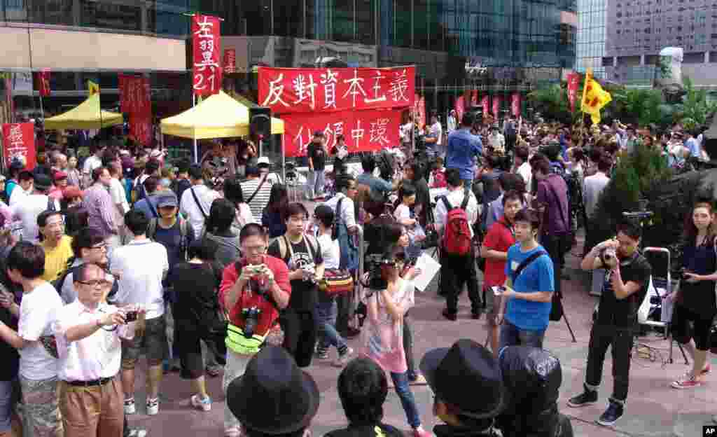 游人纷纷为示威者拍照