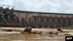 Le bas niveau des eaux du barrage hydroélectrique d'Ayame, près d'Aboisso en Côte d'Ivoire, le 28 mai 2021.