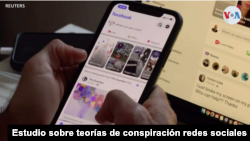 ARCHIVO: Un teléfono móvil muestra la aplicación de Facebook.