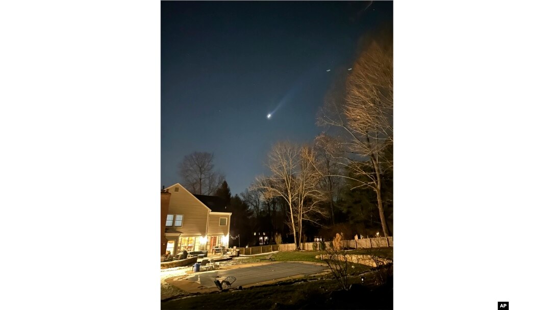 FILE - Foto yang disediakan oleh Brian Glenn ini menunjukkan beberapa pesawat nirawak terbang di atas Bernardsville, N.J., pada Kamis, 5 Desember 2024 (Brian Glenn/TMX via AP, File)