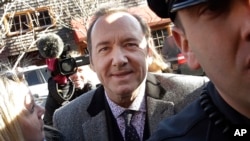 En esta foto del 7 de enero del 2019, Kevin Spacey llega a la Corte de Distrito en Nantucket, Massachusetts. La policía británica viajó a Estados Unidos para interrogar al actor ante denuncias de violencia sexual, se informó el sábado 6 de julio de 2019. (AP Foto/Steven Senne)