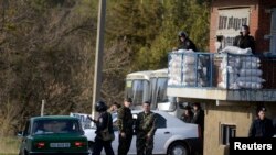 Abasirikare b'igihugu ca Ukraine bari kuri barriere hafi y'igisagara ca Izium mu buseruko bwa Ukraine