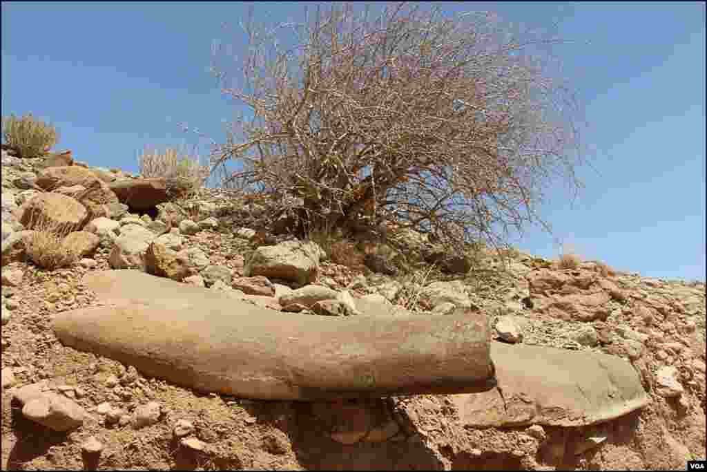 کھیرتھر کی اونچی پہاڑیاں کسی اور دنیا میں ہونے کا گماں دیتی ہیں