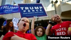 Niños acompañdos de sus padres reclaman en Filadelfia, estado de Pensilvania, el recuento de votos y corean"paren el robo", en protesta contra lo que consideran un fraude en las elecciones de Estados Unidos.