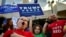 Niños acompañdos de sus padres reclaman en Filadelfia, estado de Pensilvania, el recuento de votos y corean"paren el robo", en protesta contra lo que consideran un fraude en las elecciones de Estados Unidos.