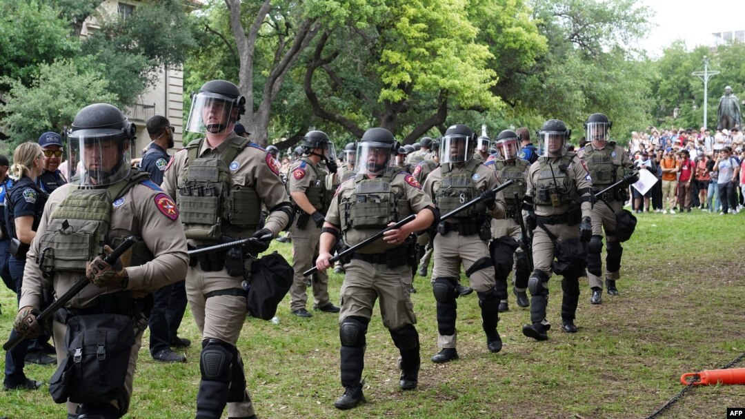 ABD’de üniversite kampüslerinde Filistin yanlısı protestolarda gerginlik sürüyor. Teksas Ünivesitesi kampüsünde eylemci öğrenciler ve polis arasında arbede yaşandığı bildirildi. Fotoğrafta Teksas eyalet polisi kampüste yürürken görülüyor, 24 Nisan 2024. 