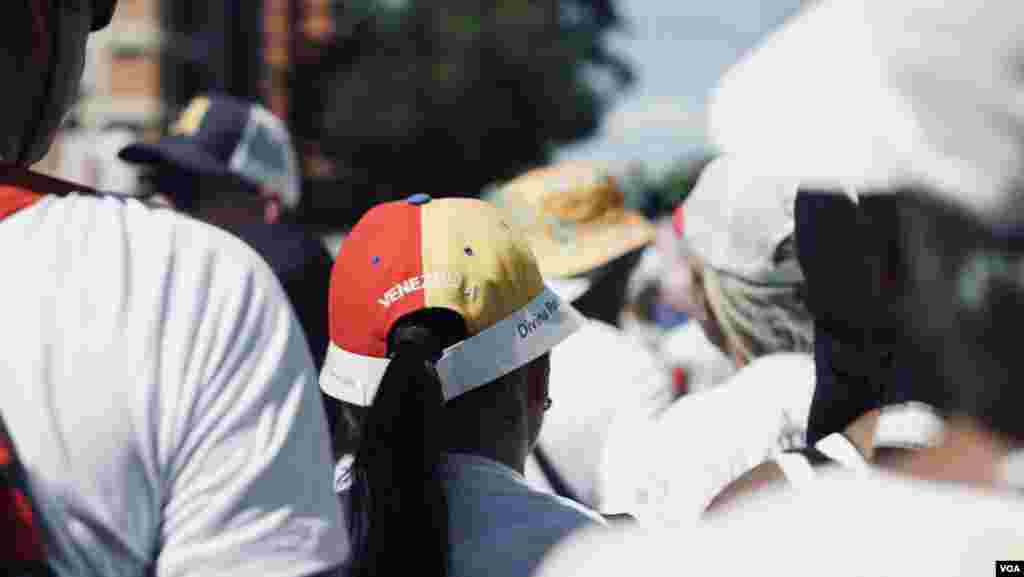 En la procesión que se celebró este 14 de enero y que recorrió 7,5 kilómetros, muchos feligreses lucieron gorras tricolores (amarillo, azul y rojo), banderas y carteles que hacían referencia a los recientes hechos políticos en Venezuela.