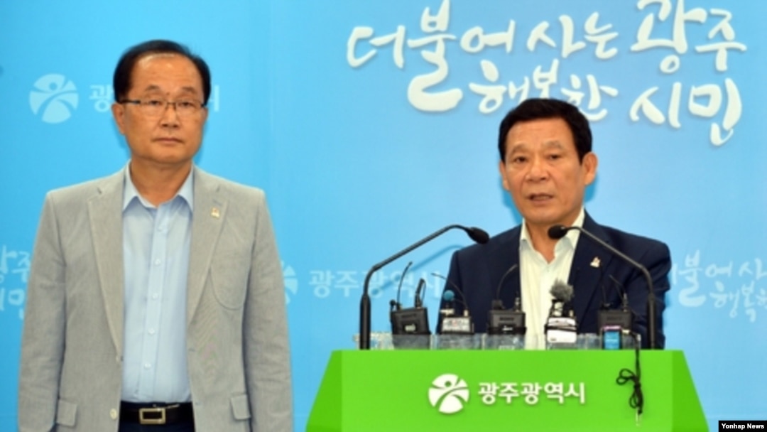 한국 광주U대회 조직위원회 윤장현 시장과 김윤석 사무총장은 22일 광주시청 브리핑룸에서 긴급 기자회견을 하고 지난 19일 오후 6시31분에 조직위 이메일 계정으로 북한이 대회 참가가 어렵다는 뜻을 밝혔다고 말했다.