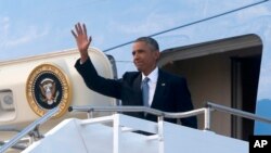 El presidente de EE.UU. Barack Obama a su llegada al Reino Unido en el Air Force One.