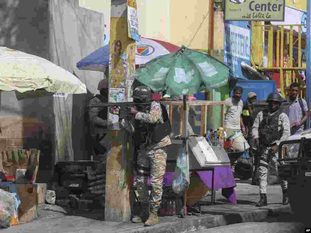 Fuerte presencia militar en una zona comercial del centro de la capital haitiana.&nbsp;