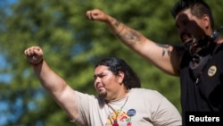 Ramon Aquino menunjukkan solidaritas dalam demo di Oak Flat Campground, Hutan Nasional Tonto, dekat Superior, Arizona, 30 Mei 2015. Rumah suku Apache San Carlos itu akan dijadikan tambang tembaga oleh Rio Tinto. (Foto: Reuters)