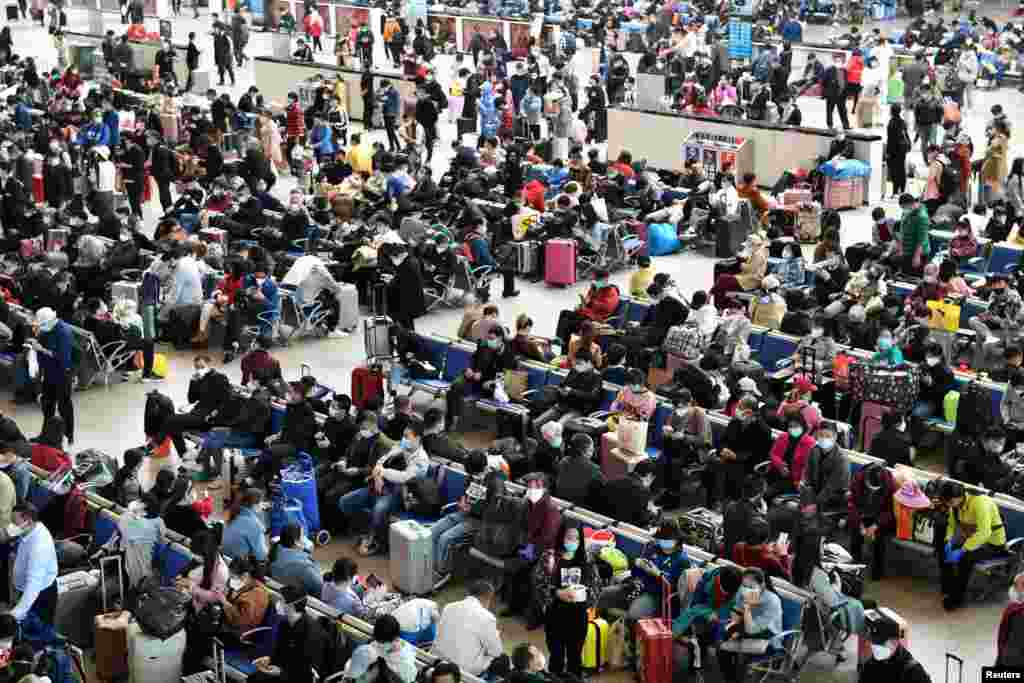 Viajeros colman la estación de tren de Hankou, después de que se levantaron las restricciones de viaje para abandonar Wuhan, la capital de la provincia de Hubei y el epicentro en China del nuevo brote de la enfermedad.