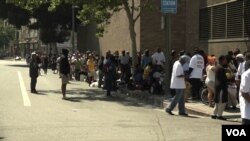 Warga Skid Row, Los Angeles antri untuk menerima makanan, minuman, pakaian dan sumbangan kemanuasiaan lainnya dari relawan Muslim. (Foto: dok).