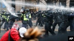 Seis manifestantes arrestados el 20 de enero pasado en el día de la toma de posesión presidencial de Donald Trump fueron absueltos de cargos en una corte de Washington D.C. 