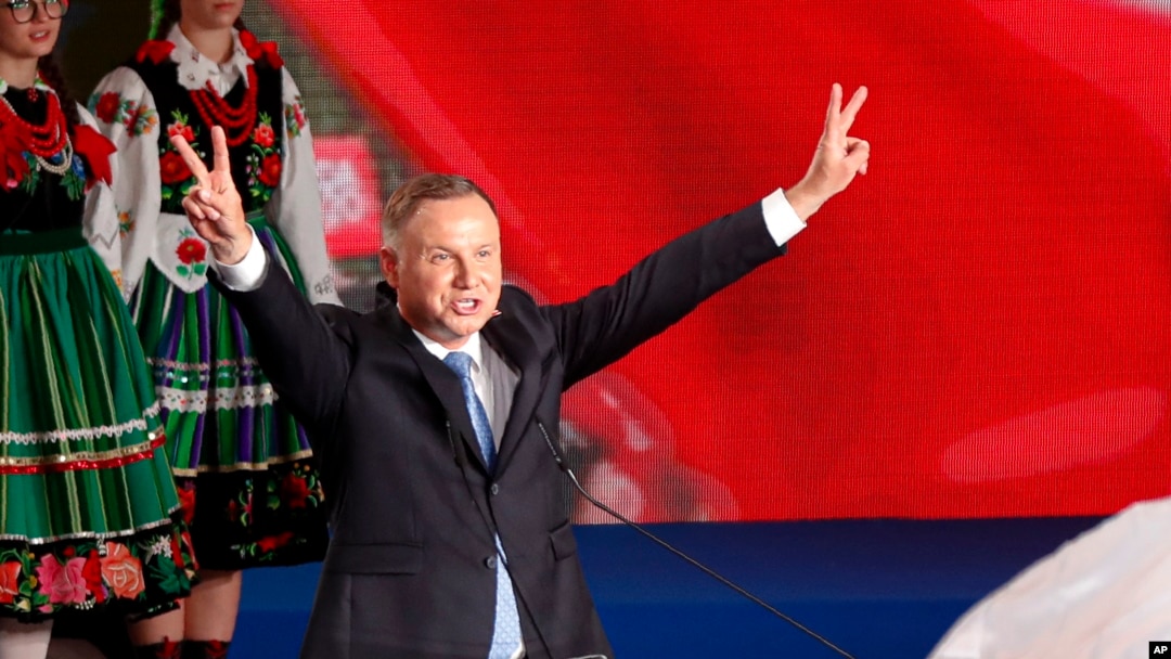 Presiden Polandia Andrzej Duda menunjukkan tanda kemenangan setelah pemungutan suara usai di Lowicz, Polandia, 28 Juni 2020.