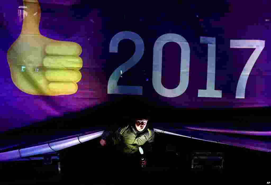 Escenario principal durante la celebración de Año Nuevo en Times Square en Nueva York. (Foto AP)