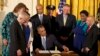 Obama firma ley anti discriminación laboral