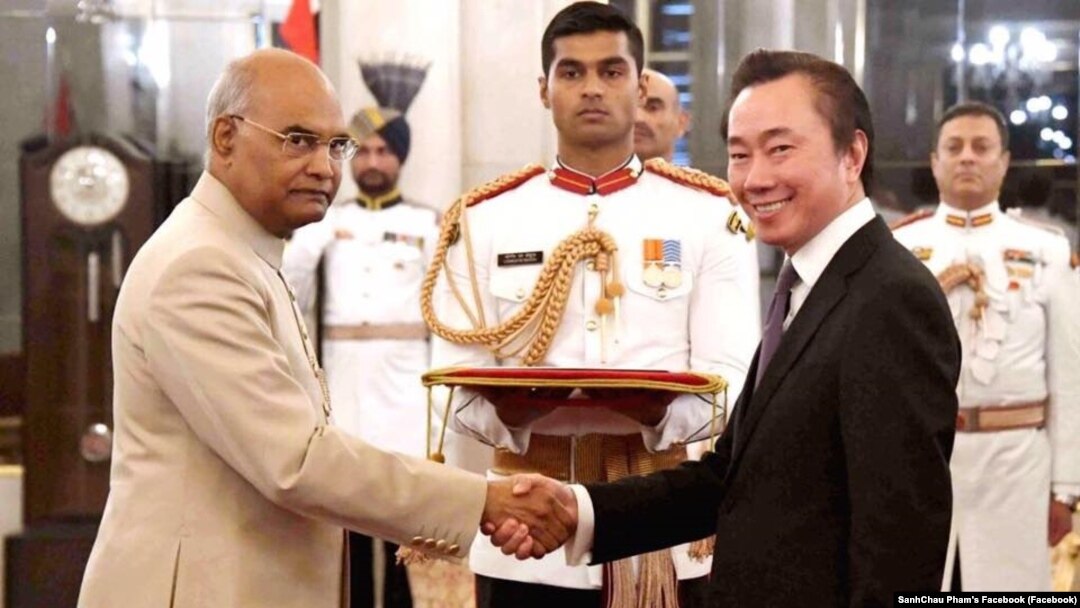 Đại sứ Phạm Sanh Châu (phải) trình quốc thư tại New Delhi. Vị đại sứ mới được bổ Nhiệm đến Ấn Độ nói Việt Nam không ủng hộ bất cứ liên minh quân sự nào trong khu vực. (SanhChau Pham's Facebook)