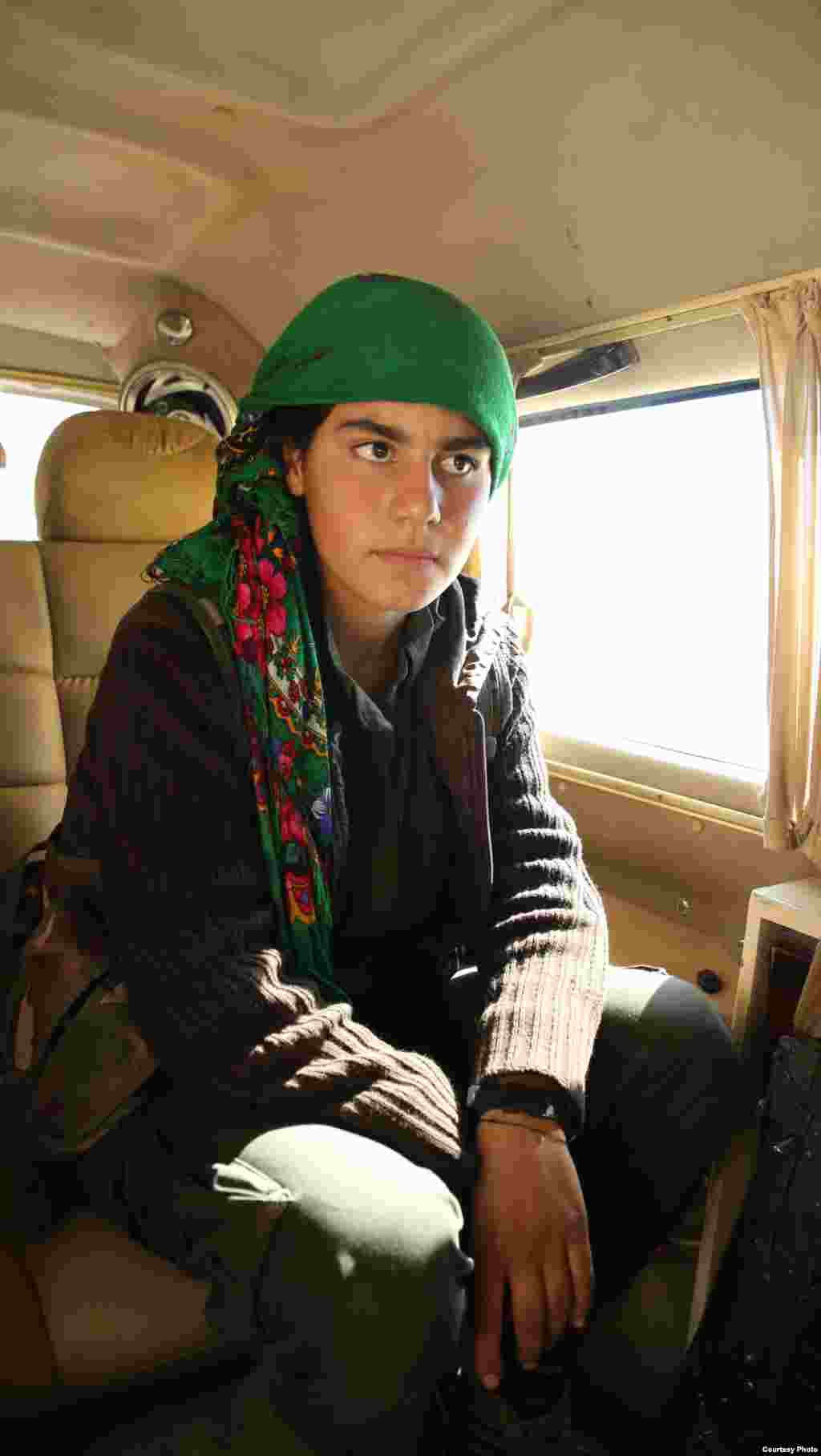 A Kurdish female YPG fighter on her way to the Kobani frontline. Fighting between Kurdish and Islamic State forces has ravaged much of the city after nearly a month of fighting, Oct. 22, 2014. (Shirwan Qasim / Transterra Media) 