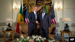 아프리카를 순방 중인 바락 오바마 미국 대통령(왼쪽)이 27일 세네갈 대통령궁에서 마키 살 대통령과 정상회담을 가졌다.