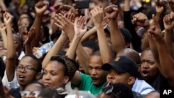 Des étudiants sud-africains protestant contre la hausse des frais de scolarité à l'université devant le siège parti au pouvoir (ANC) à Johannesburg, le 22 Octobre 2015. (AP Photo/Themba Hadebe) 