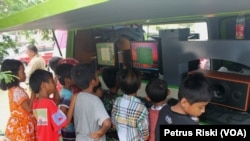 Anak-anak mantan anggota Gafatar memanfaatkan mobil pintar dan perpustakaan keliling, saat masih berada di wisma Transito Disnaker Provinsi Jawa Timur (Foto: VOA/Petrus)