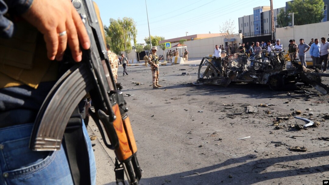 Pasukan keamanan Irak mengamankan lokasi serangan bom mobil di Kurdistan, Irak utara (29/9). 