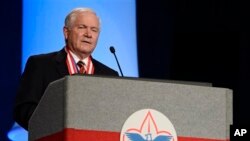 MantanMenteri Pertahanan AS, Robert Gates, berpidato saat dipilih menjadi presiden Pramuka nasional di Nashville, Tennessee (23/5). 