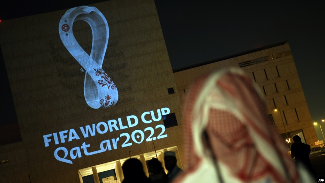 Para pengunjung berkumpul di pasar tradisional Souq Waqif, di ibu kota Qatar, Doha, untuk melihat peluncuran logo Piala Dunia FIFA Qatar 2022 yang ditayangkan di depan sebuah gedung, 3 September 2019. (Foto: AFP)