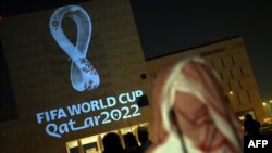 Para pengunjung berkumpul di pasar tradisional Souq Waqif, di ibu kota Qatar, Doha, untuk melihat peluncuran logo Piala Dunia FIFA Qatar 2022 yang ditayangkan di depan sebuah gedung, 3 September 2019. (Foto: AFP)