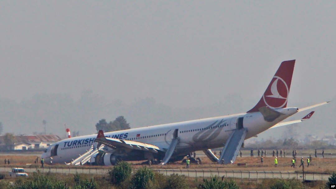 Pesawat Turkish Airlines sebelumnya juga tergelincir di landasan pacu bandara Tribhuwan - Kathmandu, Nepal pada 4 Maret 2015. (AP Photo/Niranjan Shreshta)