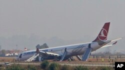 Pesawat Turkish Airlines sebelumnya juga tergelincir di landasan pacu bandara Tribhuwan - Kathmandu, Nepal pada 4 Maret 2015. (AP Photo/Niranjan Shreshta)