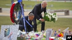 Shugaba Obama da Mataimakinsa Biden suna ajiye fure wajen da aka kashe mutane 49 kana aka jikata wasu 53 a garin Orlando