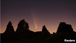 El cometa C/2023 A3 Tsuchinshan-ATLAS avistado el sábado 12 de octubre de 2024 en Trona Pinnacles, California.