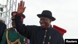 L'ancien dirigeant nigérians Goodluck Jonathan salue la foule à Abuja, Nigeria, le 29 mai 2015.