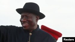 L'ancien dirigeant nigérians Goodluck Jonathan salue la foule à Abuja, Nigeria, le 29 mai 2015.