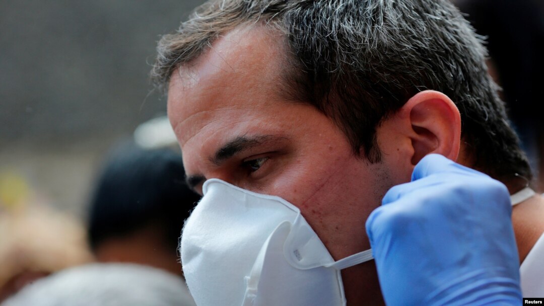 Juan Guaidó, se quita el tapabocas antes de hablar en una conferencia de prensa. Junio, 17, 2020.